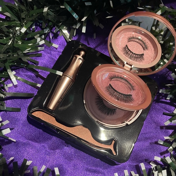 Magnetic lashes with eyeliner and lash applicator - Picture 1 of 1